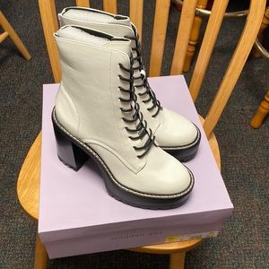 Madden Girl NWB 9 sexy white 4” block heel combat moto boots zipper and laces